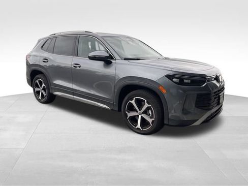 Certified 2025 Volkswagen Tiguan SE image 4