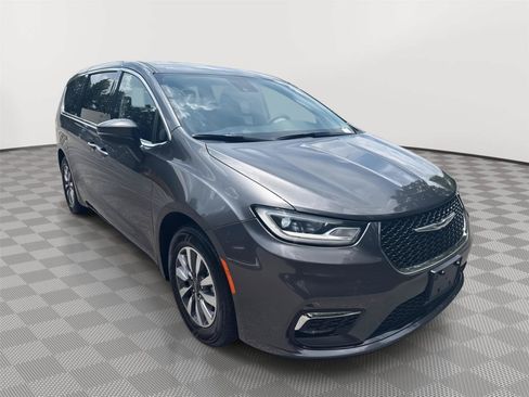 Used 2023 Chrysler Pacifica Touring-L FWD image 4