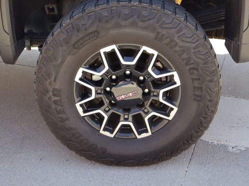 Used 2025 GMC Sierra 2500 AT4X AWD/4WD image 31