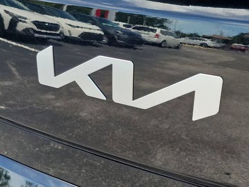Used 2025 Kia Soul LX w/ LX Technology Package FWD image 8