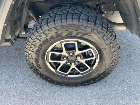 Used 2024 Jeep Gladiator Rubicon w/ Technology Group AWD/4WD image 29