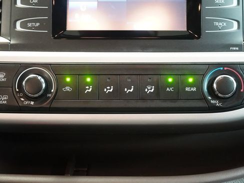 Used 2019 Toyota Highlander LE AWD/4WD image 20