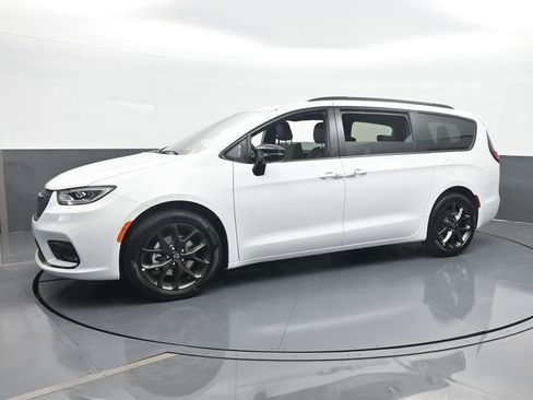 New 2026 Chrysler Pacifica Limited w/ S Appearance Package image 2