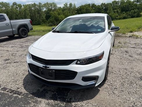 Used 2018 Chevrolet Malibu LT w/ Leather Package FWD image 4