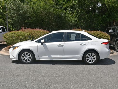 Used 2020 Toyota Corolla LE FWD image 2