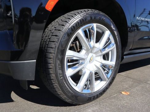 Used 2021 Chevrolet Suburban High Country w/ Premium Package image 8