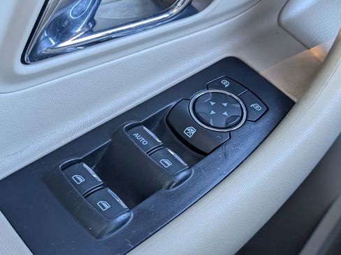 Used 2017 Ford Taurus SE image 12