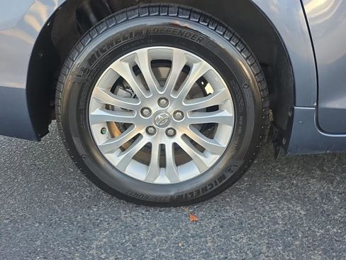 Used 2015 Toyota Sienna XLE image 5