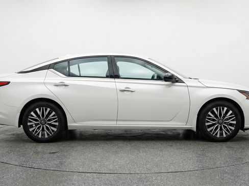 Used 2025 Nissan Altima 2.5 SV FWD image 11