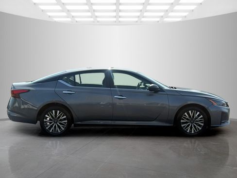 Used 2025 Nissan Altima 2.5 SV FWD image 2