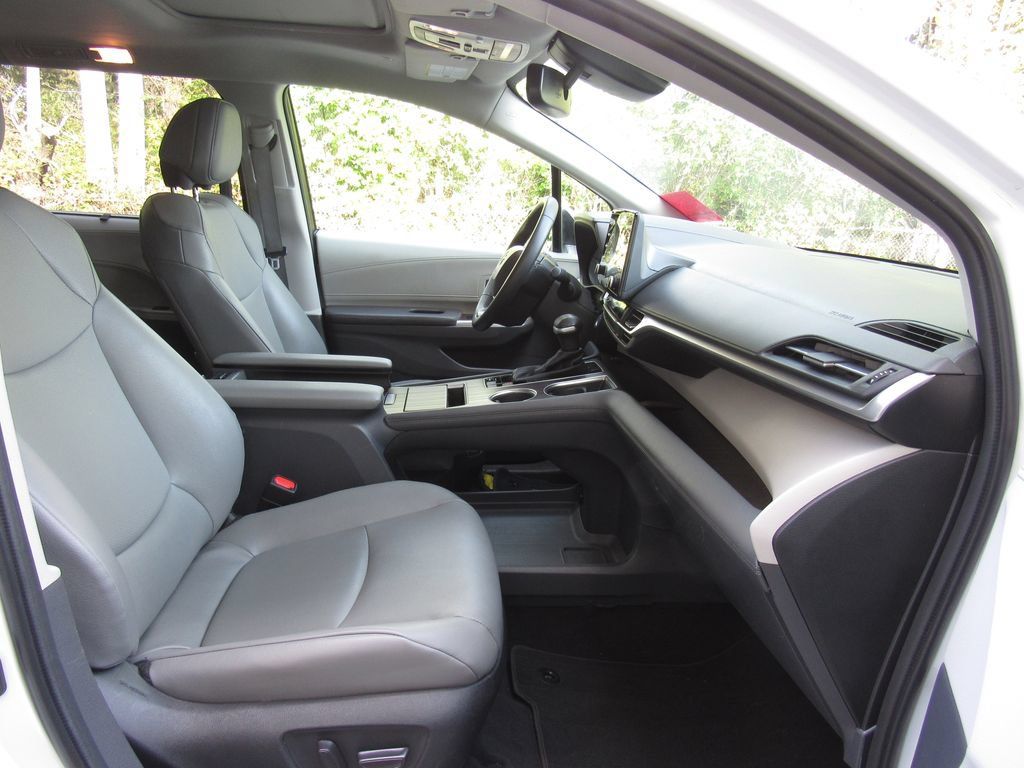 Certified 2023 Toyota Sienna XLE FWD image 19