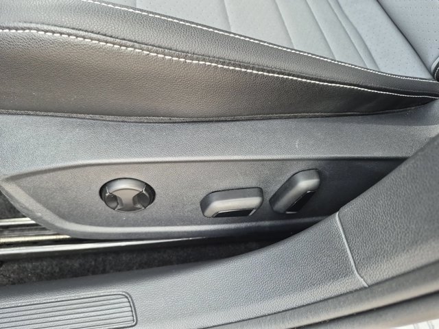 Used 2025 Volkswagen Jetta SE FWD image 14