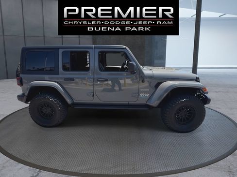 Used 2022 Jeep Wrangler Unlimited Sahara AWD/4WD image 9