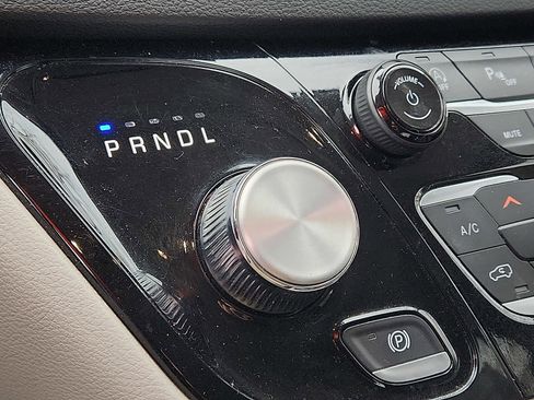 Used 2024 Chrysler Pacifica Touring-L image 14