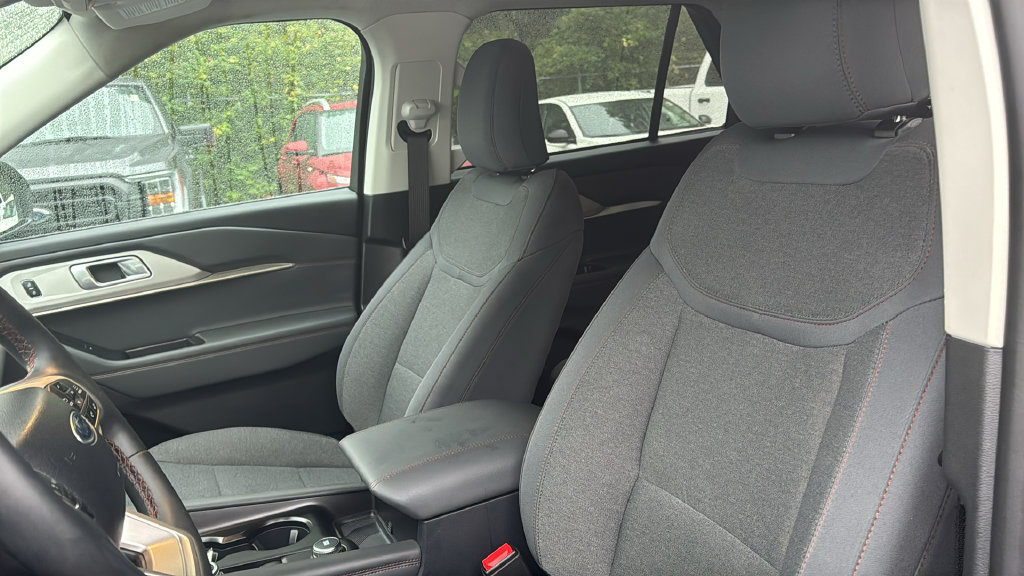 Used 2025 Ford Explorer Active AWD/4WD image 27