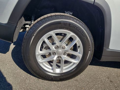 New 2025 Jeep Grand Cherokee Laredo image 5