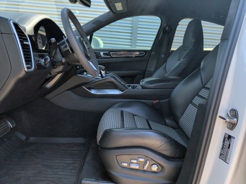 Used 2020 Porsche Cayenne Turbo AWD/4WD image 15