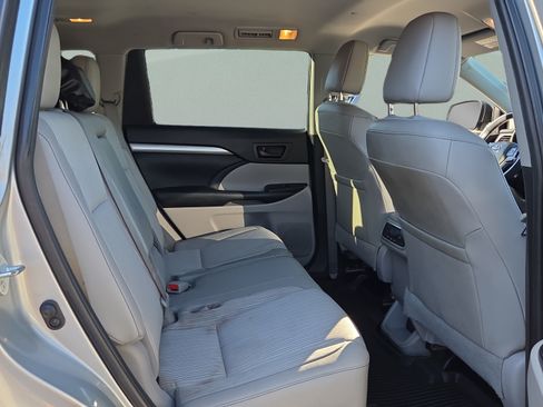 Used 2019 Toyota Highlander Plus FWD image 14