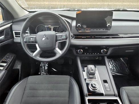 Used 2024 Mitsubishi Outlander SE image 16