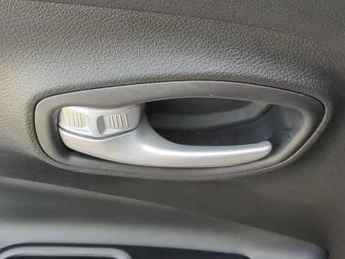 Used 2023 Jeep Renegade Latitude image 42