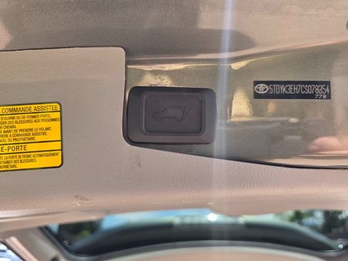 Used 2012 Toyota Highlander Limited w/ Tow Pkg FWD image 16