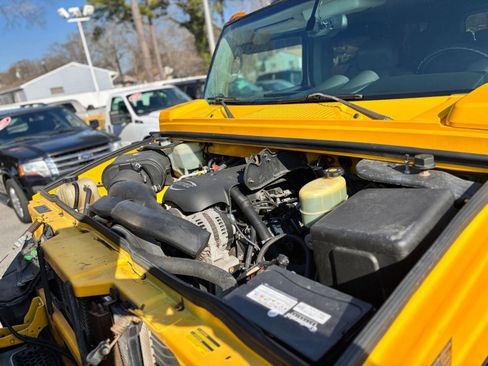 Used 2003 HUMMER H2 w/ Preferred Equipment Group image 9