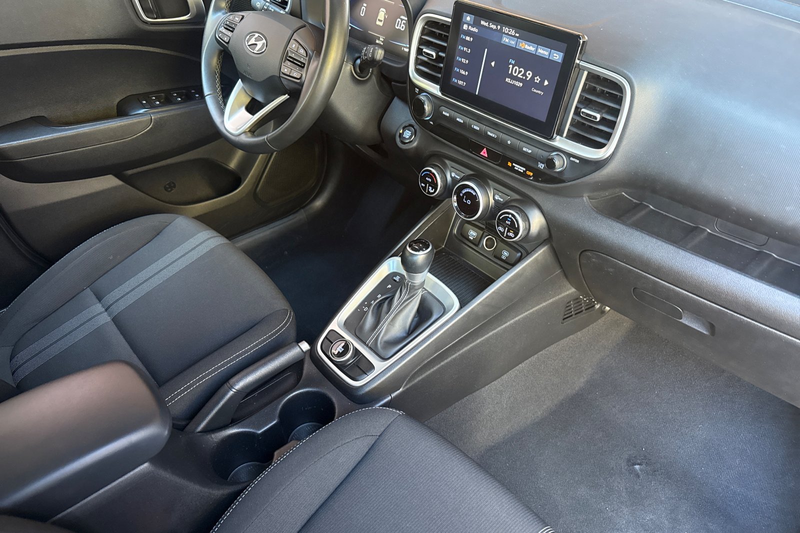 Used 2025 Hyundai Venue SEL FWD image 16