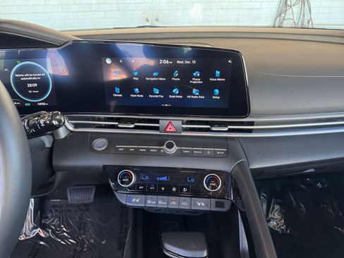 Used 2025 Hyundai Elantra Limited image 21