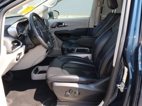 Used 2023 Chrysler Pacifica Touring-L FWD image 7