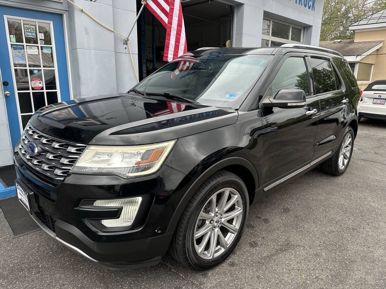 Used 2017 Ford Explorer Limited w/ Equipment Group 301A AWD/4WD image 3