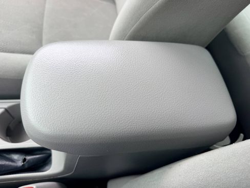 Used 2013 Toyota Corolla L FWD image 38