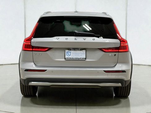 Used 2025 Volvo V60 B5 Cross Country Plus image 14