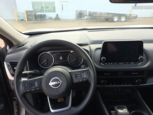 Used 2024 Nissan Rogue SV FWD image 16