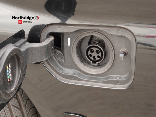 Used 2021 BMW 530e w/ M Sport Package RWD image 9