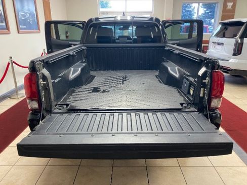 Used 2019 Toyota Tacoma TRD Sport w/ Technology Package RWD image 6