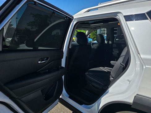 Used 2025 Nissan Pathfinder SL w/ SL Premium Package AWD/4WD image 12
