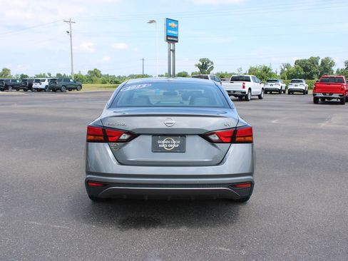 Used 2024 Nissan Altima 2.5 SV FWD image 8