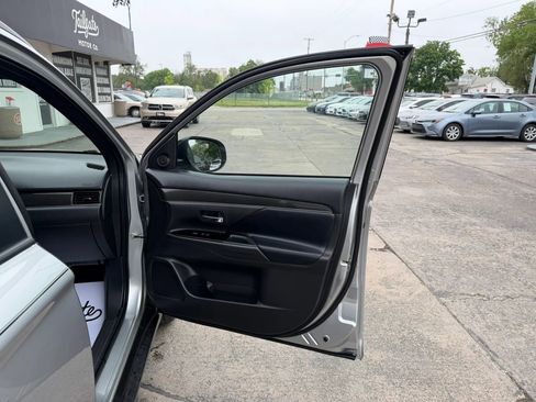 Used 2020 Mitsubishi Outlander SE FWD image 13