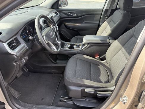 Used 2023 GMC Acadia SLE image 4