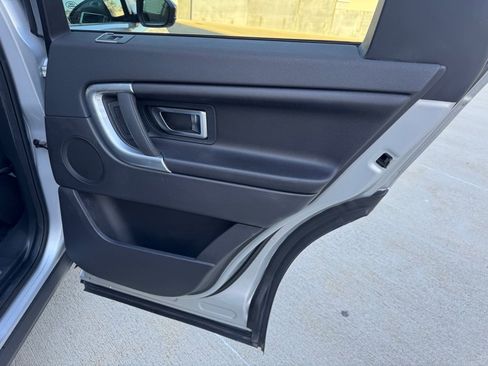 Used 2019 Land Rover Discovery Sport SE image 27