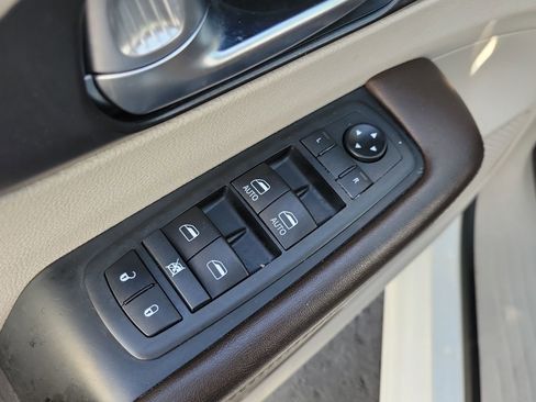 Used 2020 Chrysler Pacifica Touring w/ Tire & Wheel Group image 18