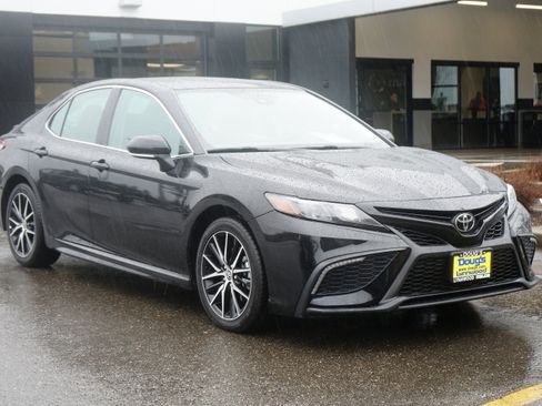 Used 2023 Toyota Camry SE image 1