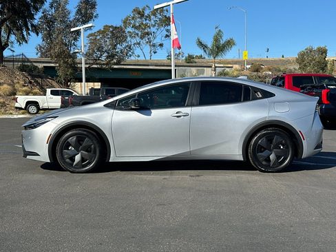 Used 2025 Toyota Prius Plug-In Hybrid image 2