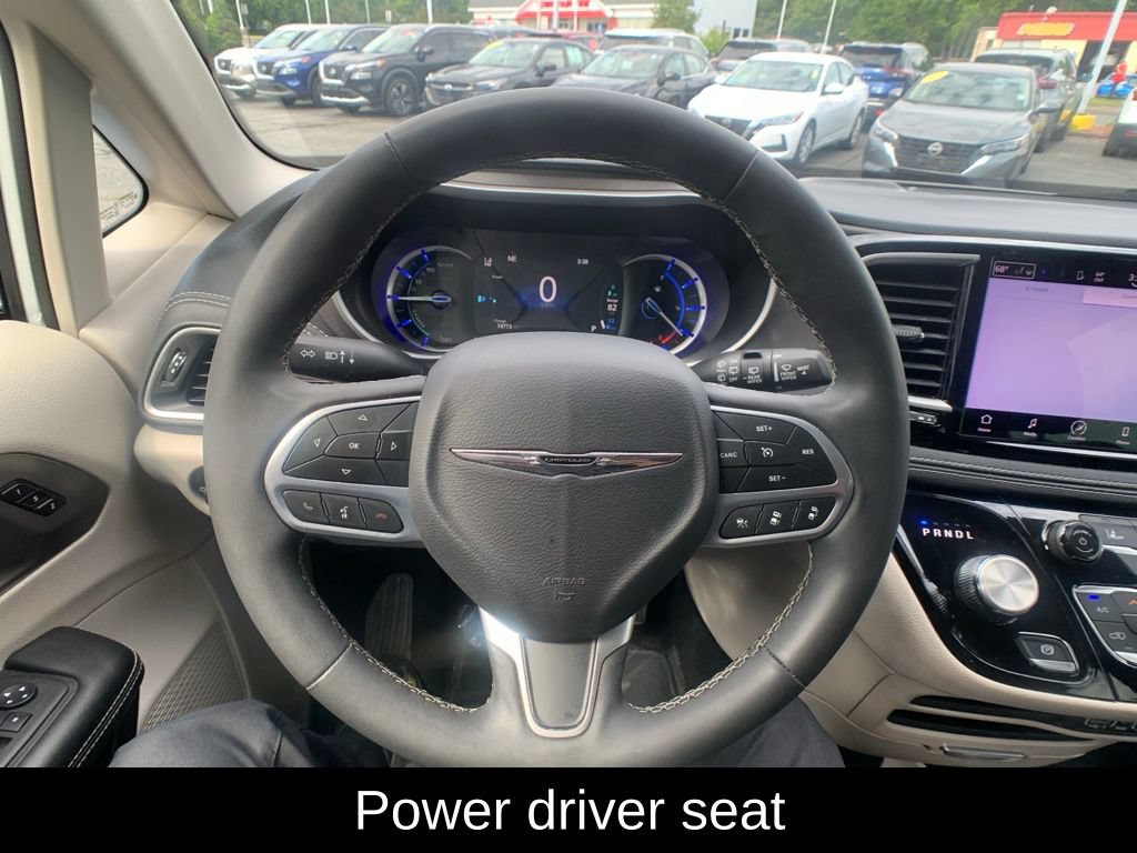 Used 2023 Chrysler Pacifica Touring-L FWD image 17