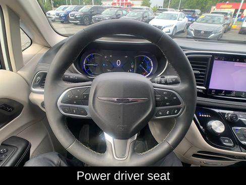 Used 2023 Chrysler Pacifica Touring-L FWD image 17