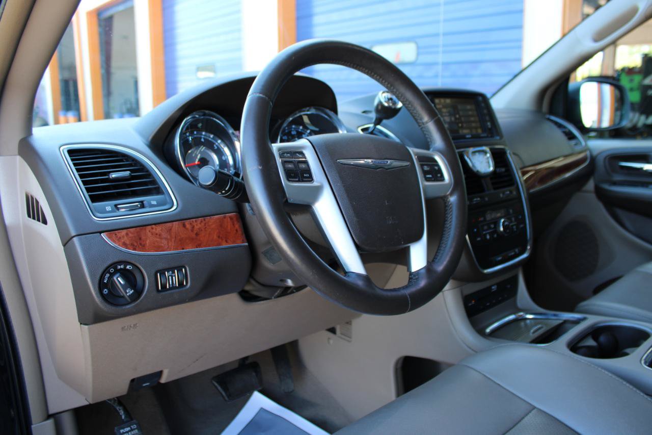 Used 2015 Chrysler Town & Country Touring-L w/ Driver Convenience Group FWD image 13