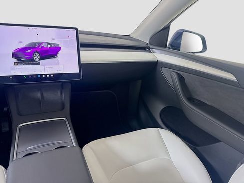 Used 2024 Tesla Model Y Long Range image 19