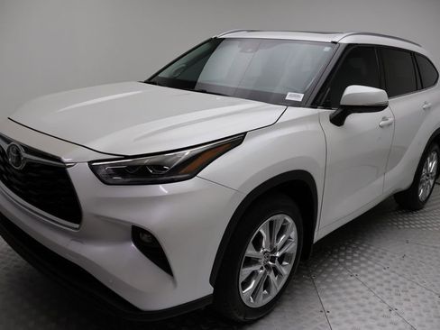 Used 2024 Toyota Highlander Limited image 2