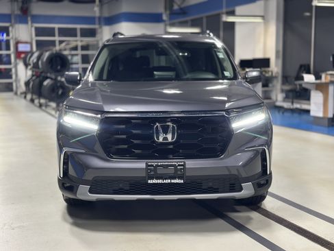 New 2025 Honda Pilot Touring image 2