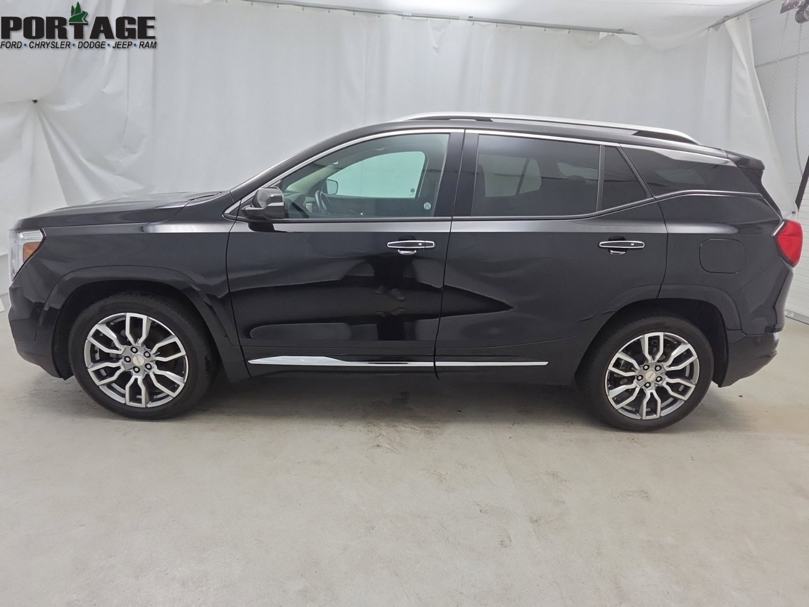 Used 2023 GMC Terrain Denali w/ LPO, Floor Liner Package AWD/4WD image 4